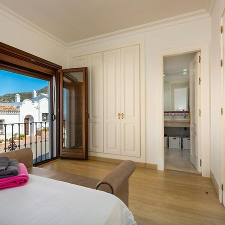 Stylish 3 Bed House 2 Bathrooms, With Patio, Roof Terrace And Communal Pool 5 Minutes Away From The Beautiful Spanish White Village Of Casares Pueblo And Only 20 Mins From The Sea 外观 照片