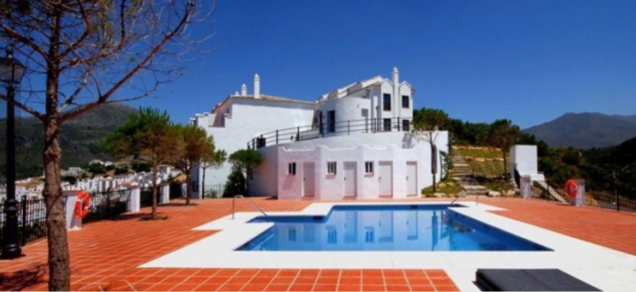 Stylish 3 Bed House 2 Bathrooms, With Patio, Roof Terrace And Communal Pool 5 Minutes Away From The Beautiful Spanish White Village Of Casares Pueblo And Only 20 Mins From The Sea 外观 照片