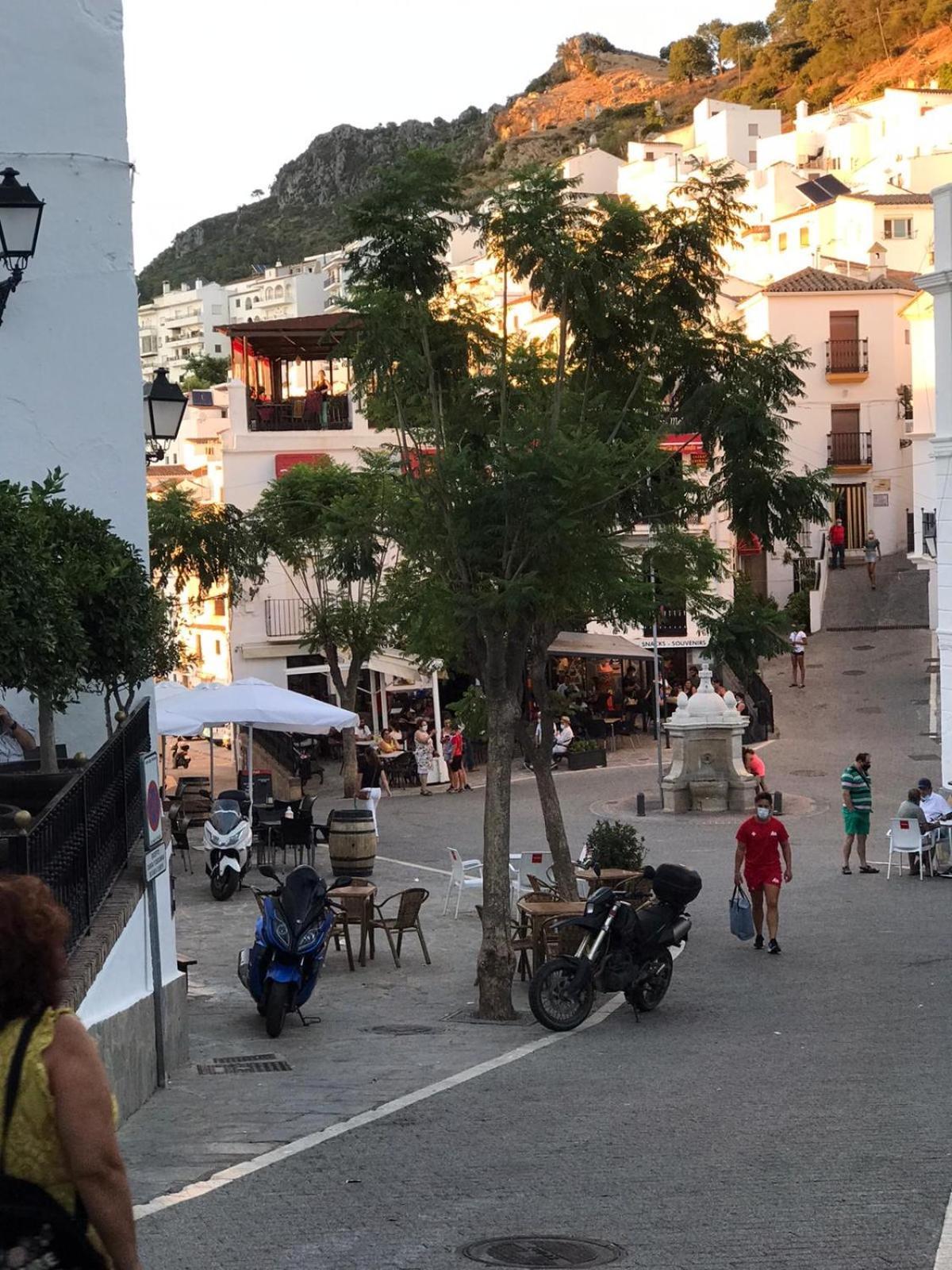 Stylish 3 Bed House 2 Bathrooms, With Patio, Roof Terrace And Communal Pool 5 Minutes Away From The Beautiful Spanish White Village Of Casares Pueblo And Only 20 Mins From The Sea 外观 照片