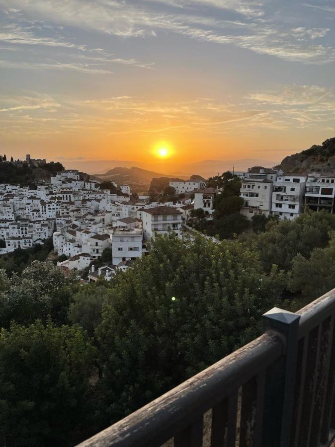 Stylish 3 Bed House 2 Bathrooms, With Patio, Roof Terrace And Communal Pool 5 Minutes Away From The Beautiful Spanish White Village Of Casares Pueblo And Only 20 Mins From The Sea 外观 照片