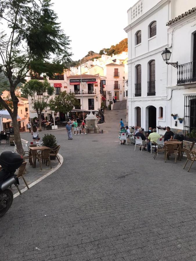 Stylish 3 Bed House 2 Bathrooms, With Patio, Roof Terrace And Communal Pool 5 Minutes Away From The Beautiful Spanish White Village Of Casares Pueblo And Only 20 Mins From The Sea 外观 照片