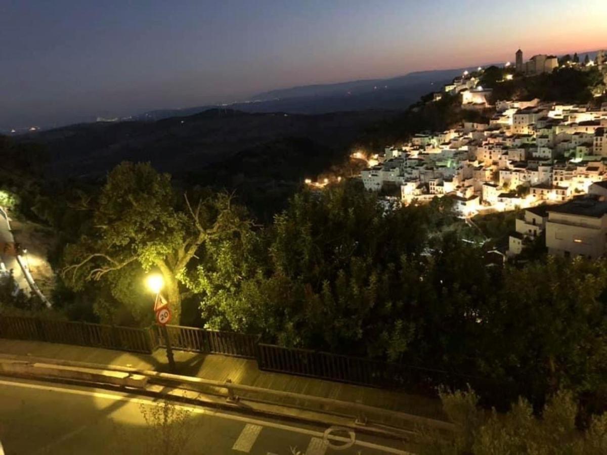 Stylish 3 Bed House 2 Bathrooms, With Patio, Roof Terrace And Communal Pool 5 Minutes Away From The Beautiful Spanish White Village Of Casares Pueblo And Only 20 Mins From The Sea 外观 照片