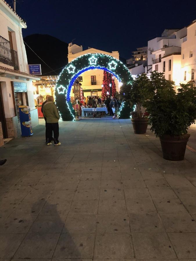 Stylish 3 Bed House 2 Bathrooms, With Patio, Roof Terrace And Communal Pool 5 Minutes Away From The Beautiful Spanish White Village Of Casares Pueblo And Only 20 Mins From The Sea 外观 照片
