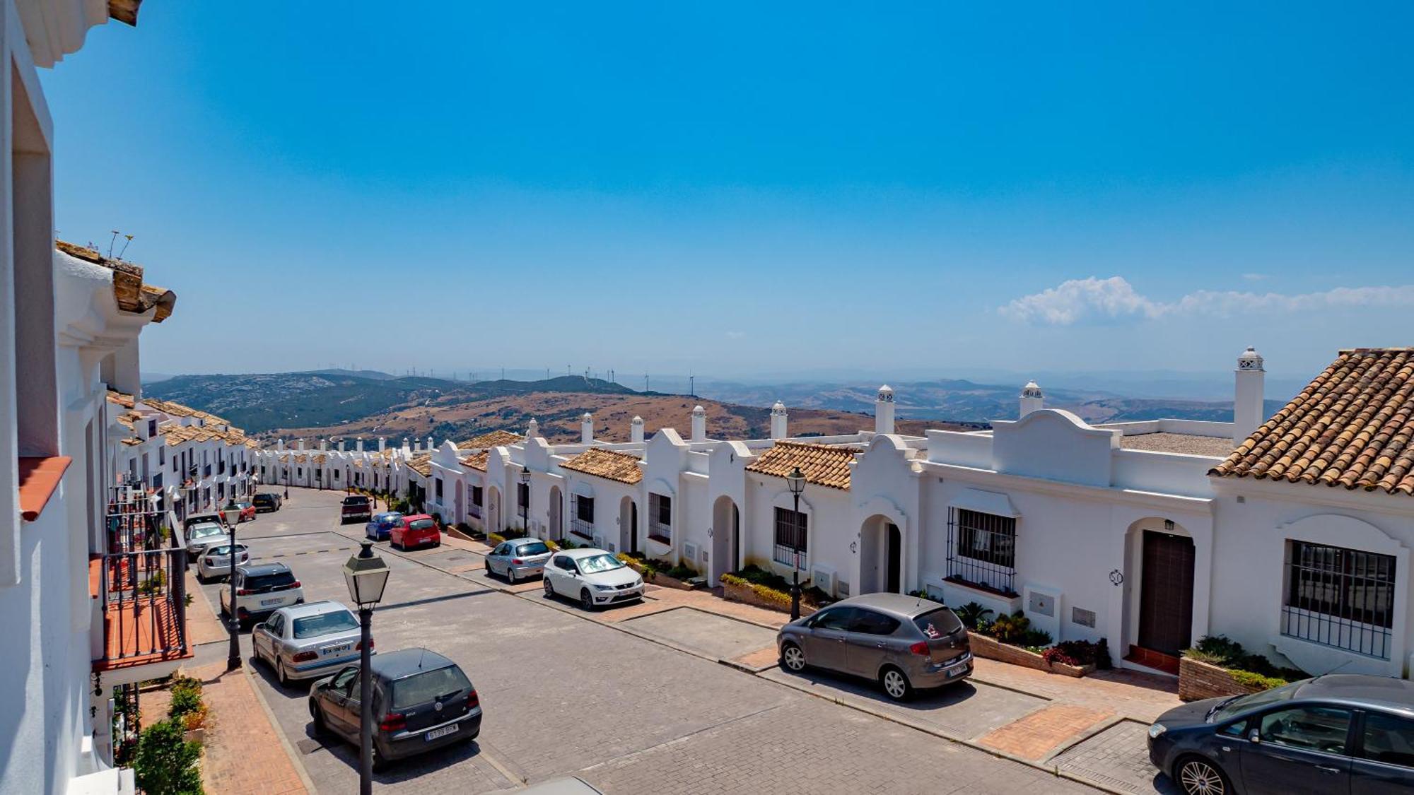 Stylish 3 Bed House 2 Bathrooms, With Patio, Roof Terrace And Communal Pool 5 Minutes Away From The Beautiful Spanish White Village Of Casares Pueblo And Only 20 Mins From The Sea 外观 照片