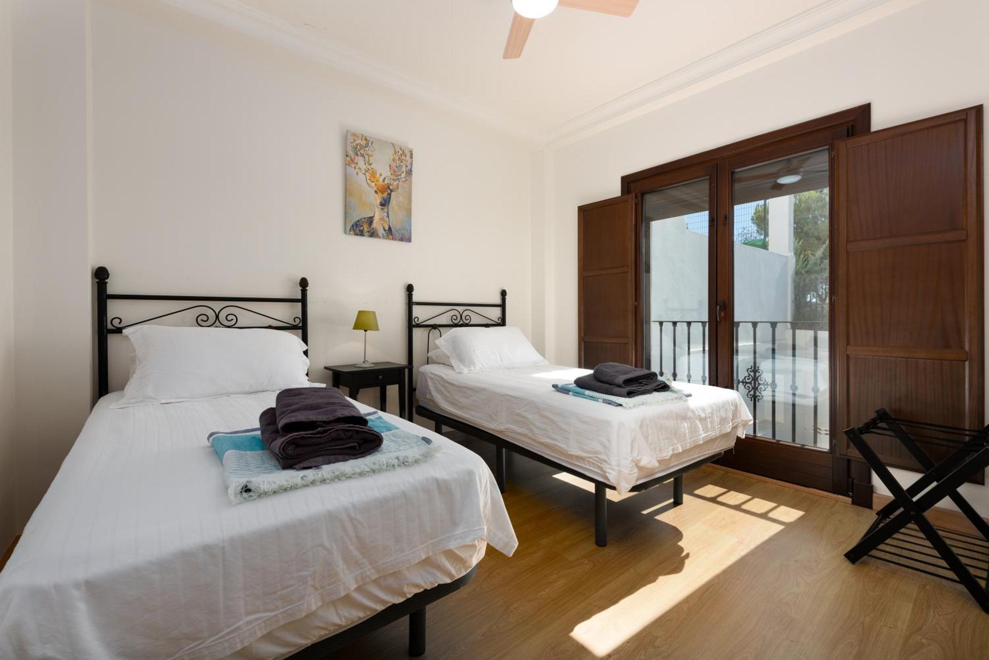 Stylish 3 Bed House 2 Bathrooms, With Patio, Roof Terrace And Communal Pool 5 Minutes Away From The Beautiful Spanish White Village Of Casares Pueblo And Only 20 Mins From The Sea 外观 照片