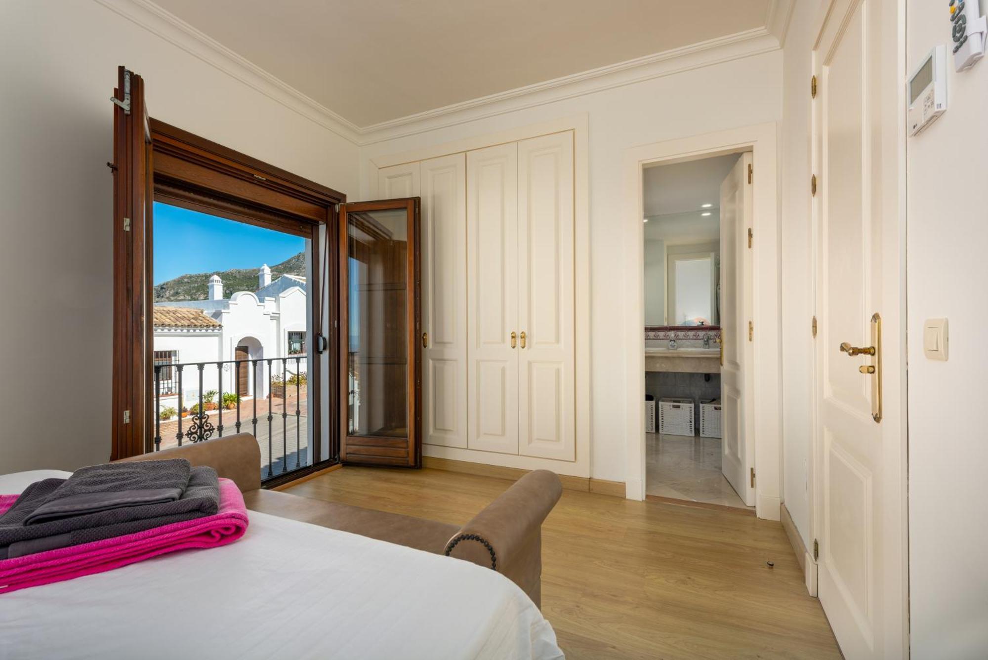 Stylish 3 Bed House 2 Bathrooms, With Patio, Roof Terrace And Communal Pool 5 Minutes Away From The Beautiful Spanish White Village Of Casares Pueblo And Only 20 Mins From The Sea 外观 照片