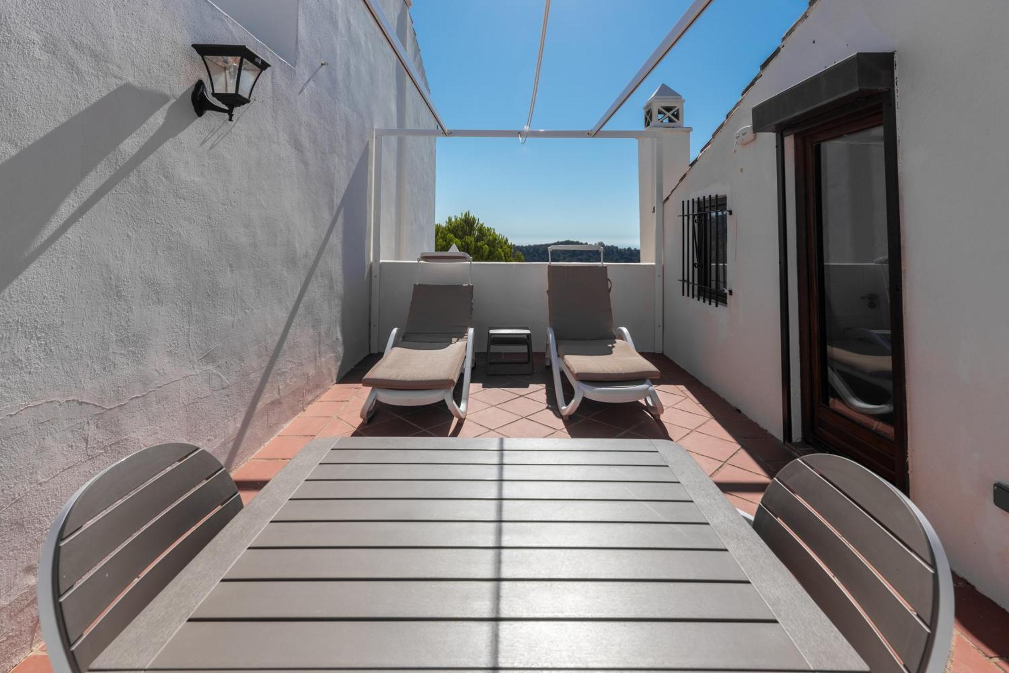 Stylish 3 Bed House 2 Bathrooms, With Patio, Roof Terrace And Communal Pool 5 Minutes Away From The Beautiful Spanish White Village Of Casares Pueblo And Only 20 Mins From The Sea 外观 照片