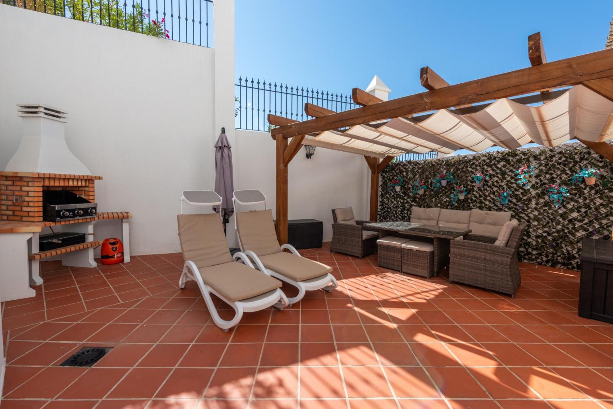 Stylish 3 Bed House 2 Bathrooms, With Patio, Roof Terrace And Communal Pool 5 Minutes Away From The Beautiful Spanish White Village Of Casares Pueblo And Only 20 Mins From The Sea 外观 照片