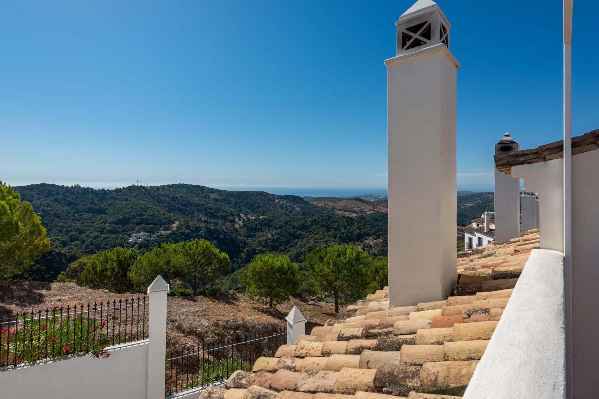 Stylish 3 Bed House 2 Bathrooms, With Patio, Roof Terrace And Communal Pool 5 Minutes Away From The Beautiful Spanish White Village Of Casares Pueblo And Only 20 Mins From The Sea 外观 照片