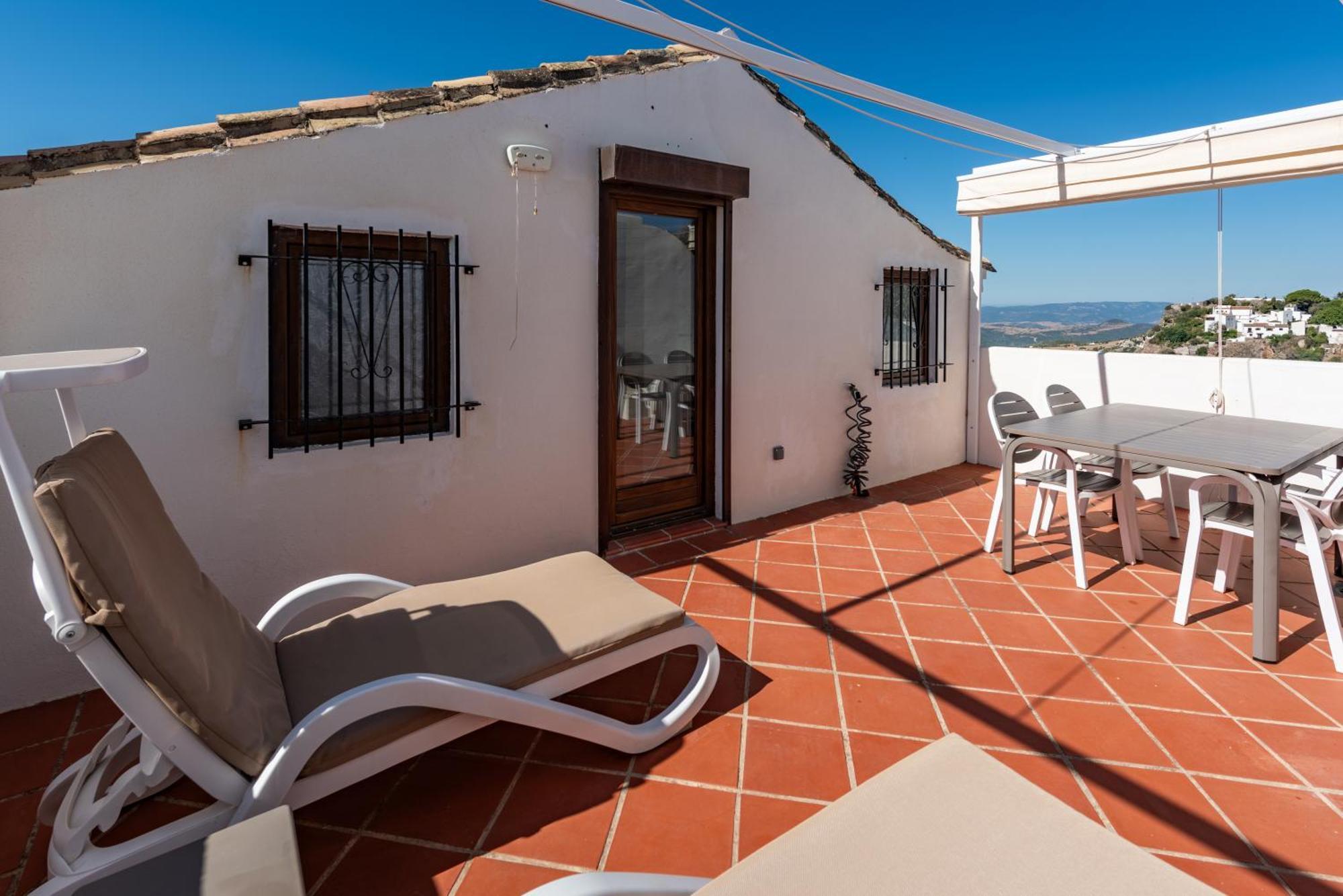 Stylish 3 Bed House 2 Bathrooms, With Patio, Roof Terrace And Communal Pool 5 Minutes Away From The Beautiful Spanish White Village Of Casares Pueblo And Only 20 Mins From The Sea 外观 照片