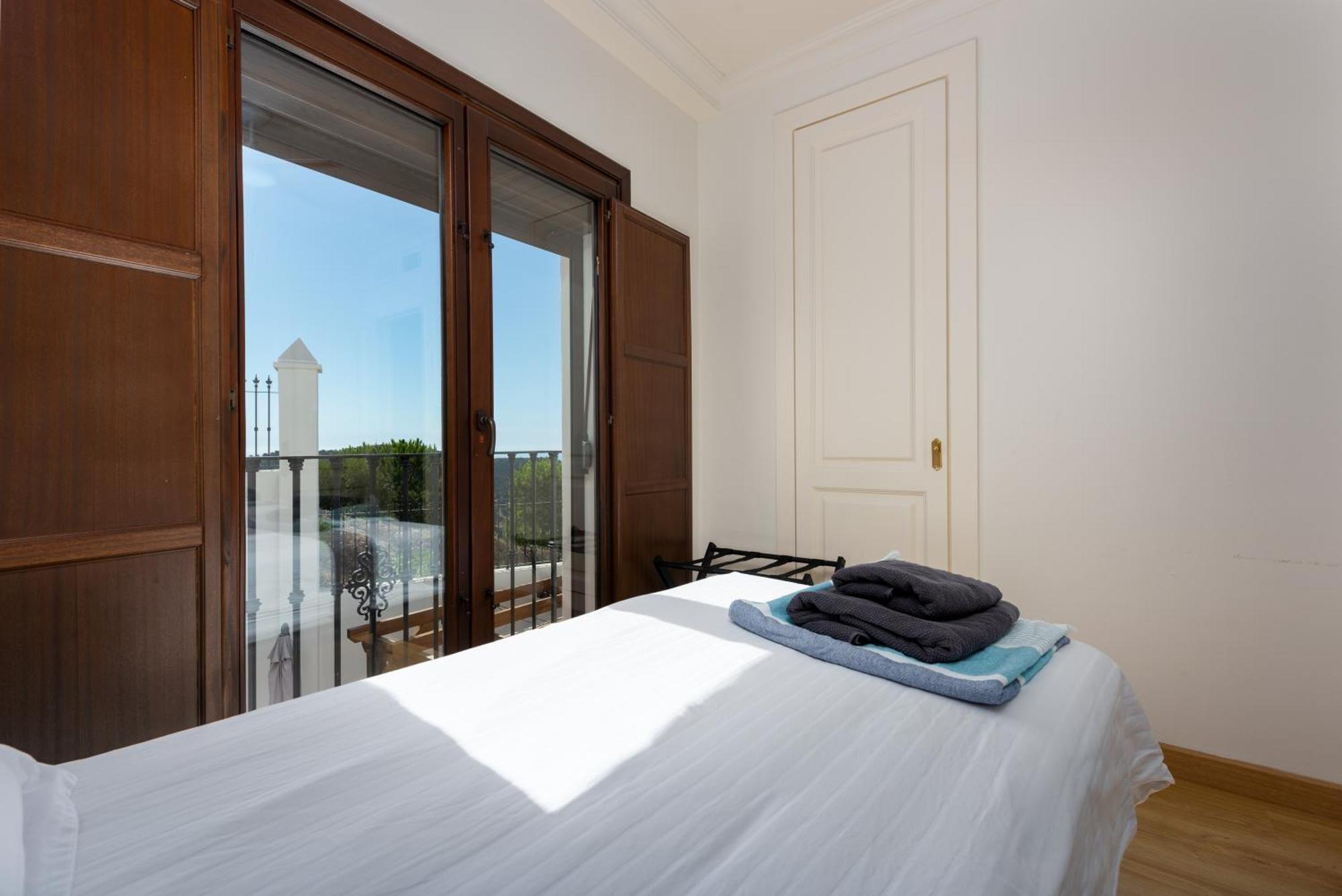 Stylish 3 Bed House 2 Bathrooms, With Patio, Roof Terrace And Communal Pool 5 Minutes Away From The Beautiful Spanish White Village Of Casares Pueblo And Only 20 Mins From The Sea 外观 照片