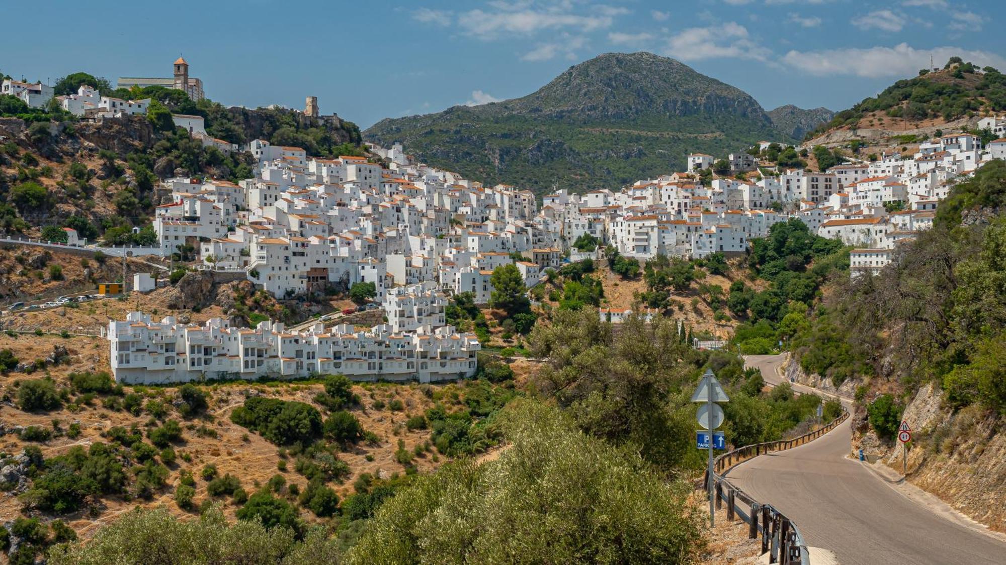 Stylish 3 Bed House 2 Bathrooms, With Patio, Roof Terrace And Communal Pool 5 Minutes Away From The Beautiful Spanish White Village Of Casares Pueblo And Only 20 Mins From The Sea 外观 照片