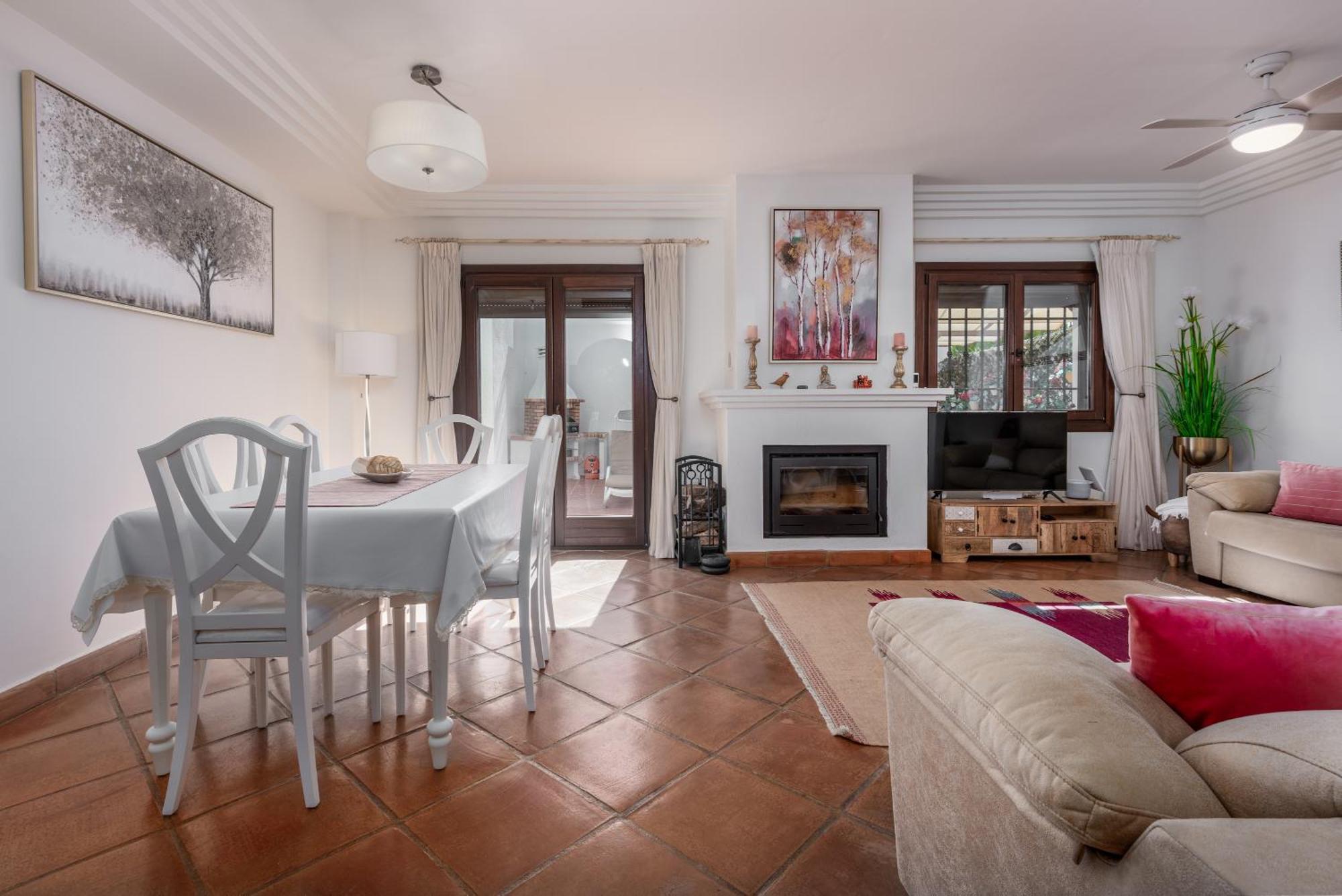 Stylish 3 Bed House 2 Bathrooms, With Patio, Roof Terrace And Communal Pool 5 Minutes Away From The Beautiful Spanish White Village Of Casares Pueblo And Only 20 Mins From The Sea 外观 照片