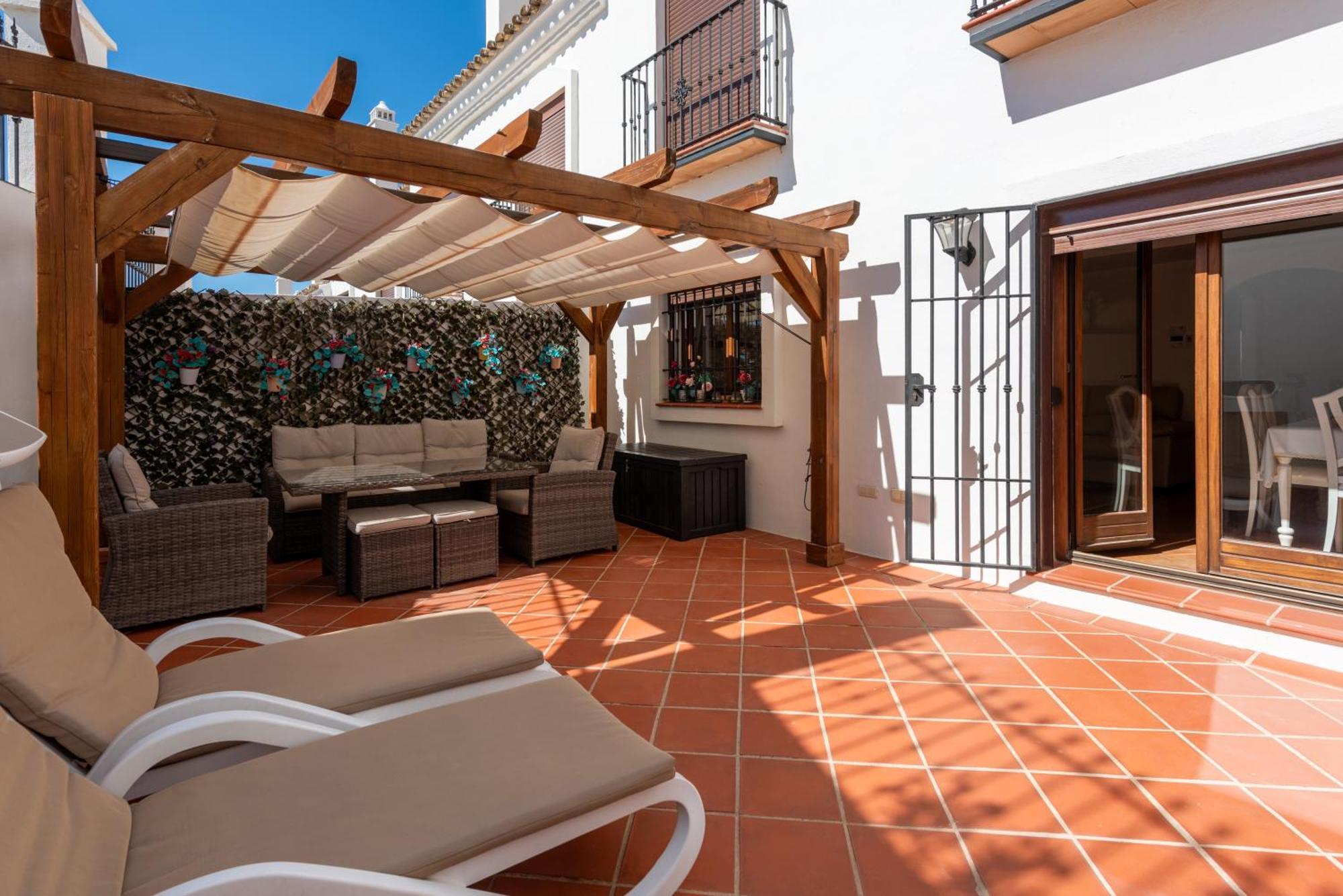 Stylish 3 Bed House 2 Bathrooms, With Patio, Roof Terrace And Communal Pool 5 Minutes Away From The Beautiful Spanish White Village Of Casares Pueblo And Only 20 Mins From The Sea 外观 照片