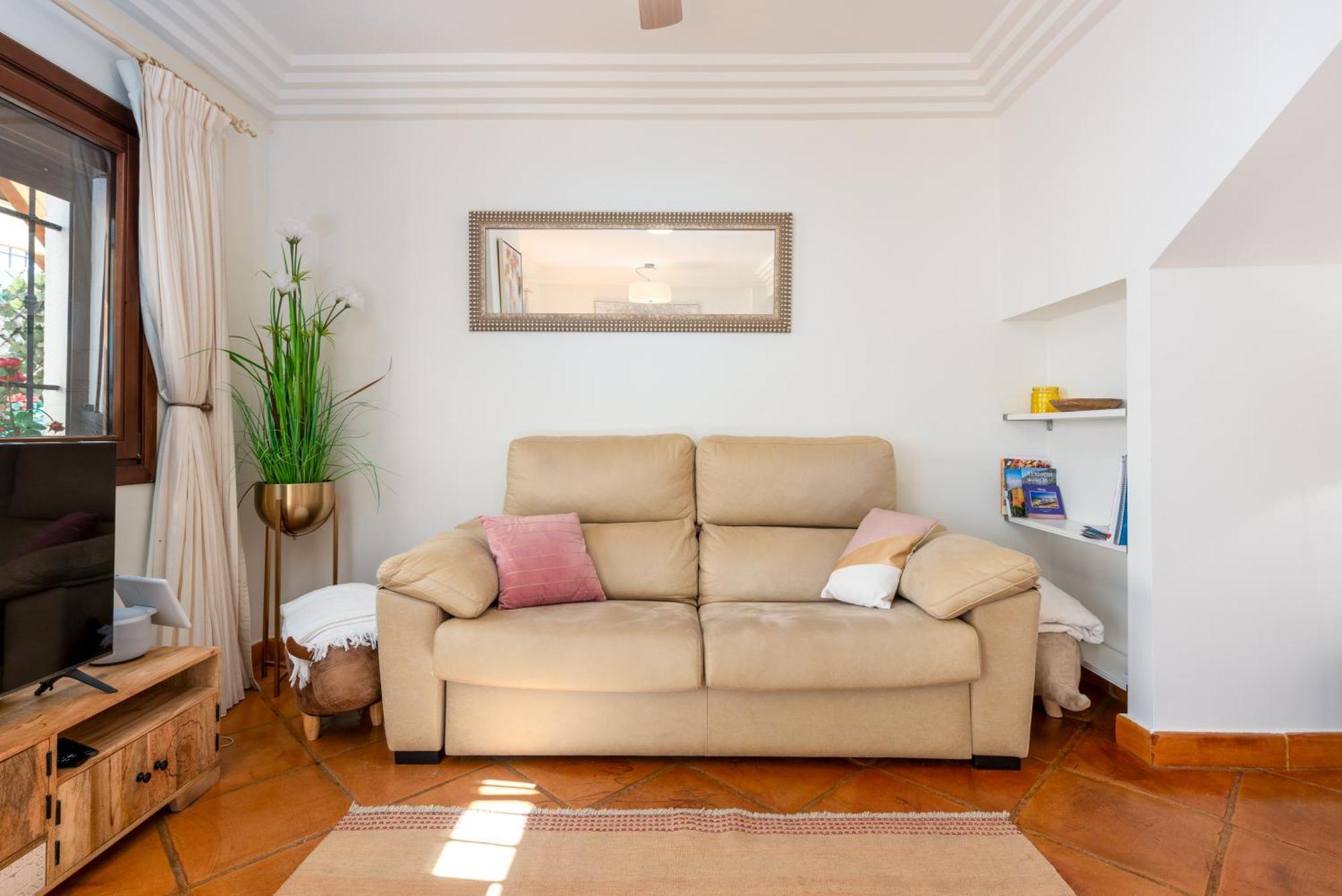 Stylish 3 Bed House 2 Bathrooms, With Patio, Roof Terrace And Communal Pool 5 Minutes Away From The Beautiful Spanish White Village Of Casares Pueblo And Only 20 Mins From The Sea 外观 照片